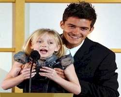 When she received her first Best Young actress award, she was too short for her acceptance speech. Orlando Bloom lifts her up to reach the mic.